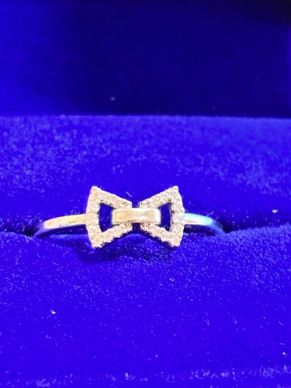 Bow Accent Pavé AAA cz Ring in 18kt white gold filledSilver setting size 8